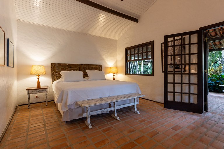 Casa de praia com 4 suítes a 150m do mar