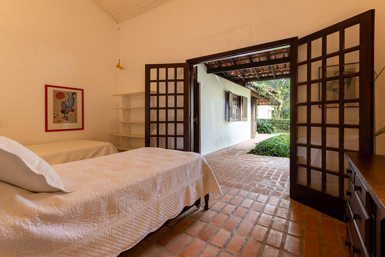 Casa de praia com 4 suítes a 150m do mar