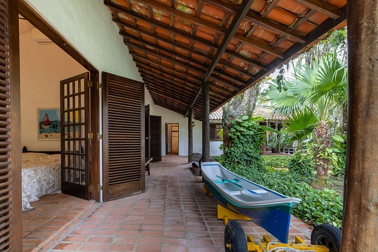 Casa de praia com 4 suítes a 150m do mar