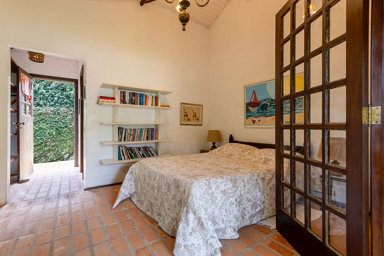 Casa de praia com 4 suítes a 150m do mar