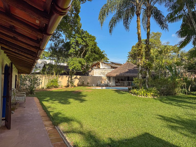 Casa de praia com 4 suítes a 150m do mar