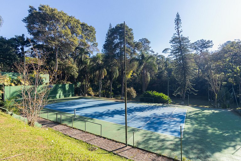 5 QTS: Futebol, Tênis, Sauna e Boate a 30min de SP