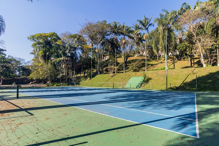 5 QTS: Futebol, Tênis, Sauna e Boate a 30min de SP