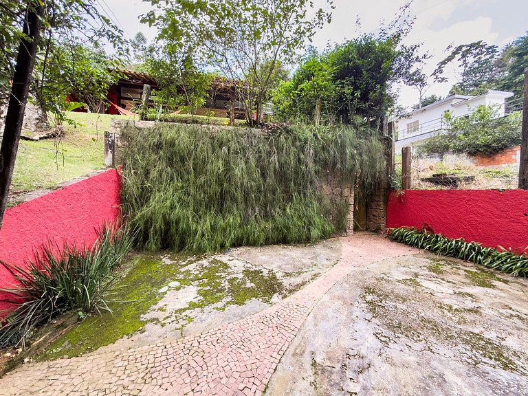 Casa c/ 3 suítes, piscina e natureza 30min de SP