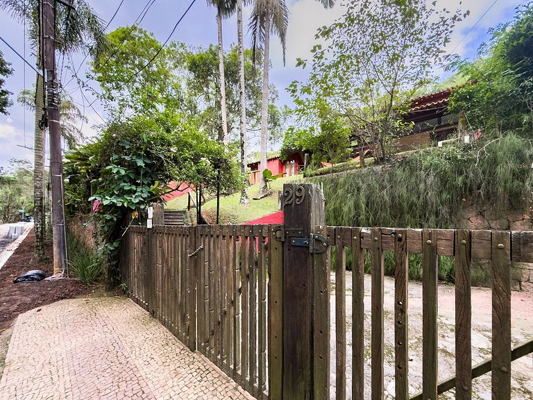 Casa c/ 3 suítes, piscina e natureza 30min de SP