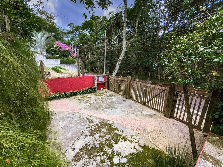 Casa c/ 3 suítes, piscina e natureza 30min de SP