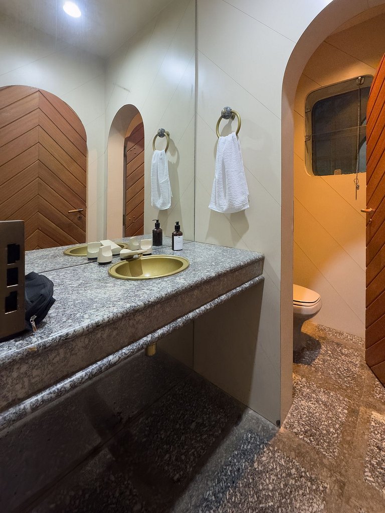 5 QTS: Futebol, Tênis, Sauna e Boate a 30min de SP